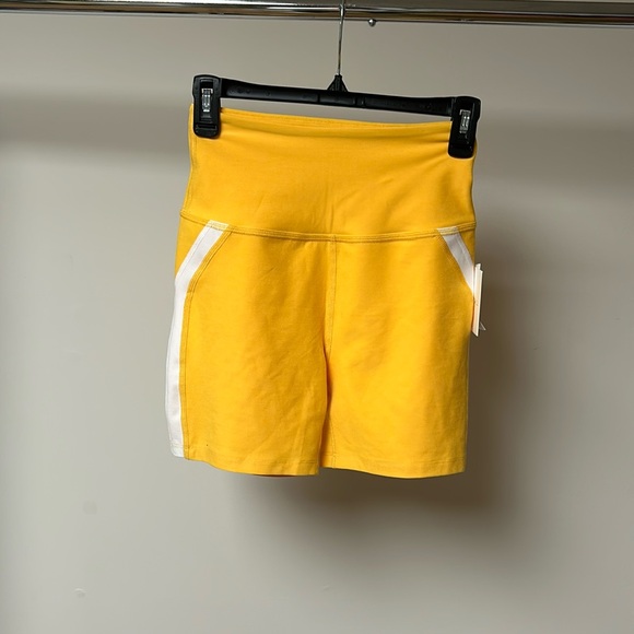 Beyond yoga high waisted top line biker short sunflower cloud white